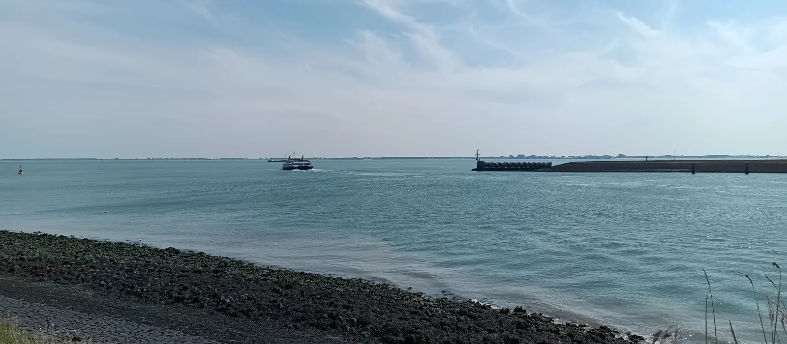 Water en kust, gefotografeerd in juli 2026